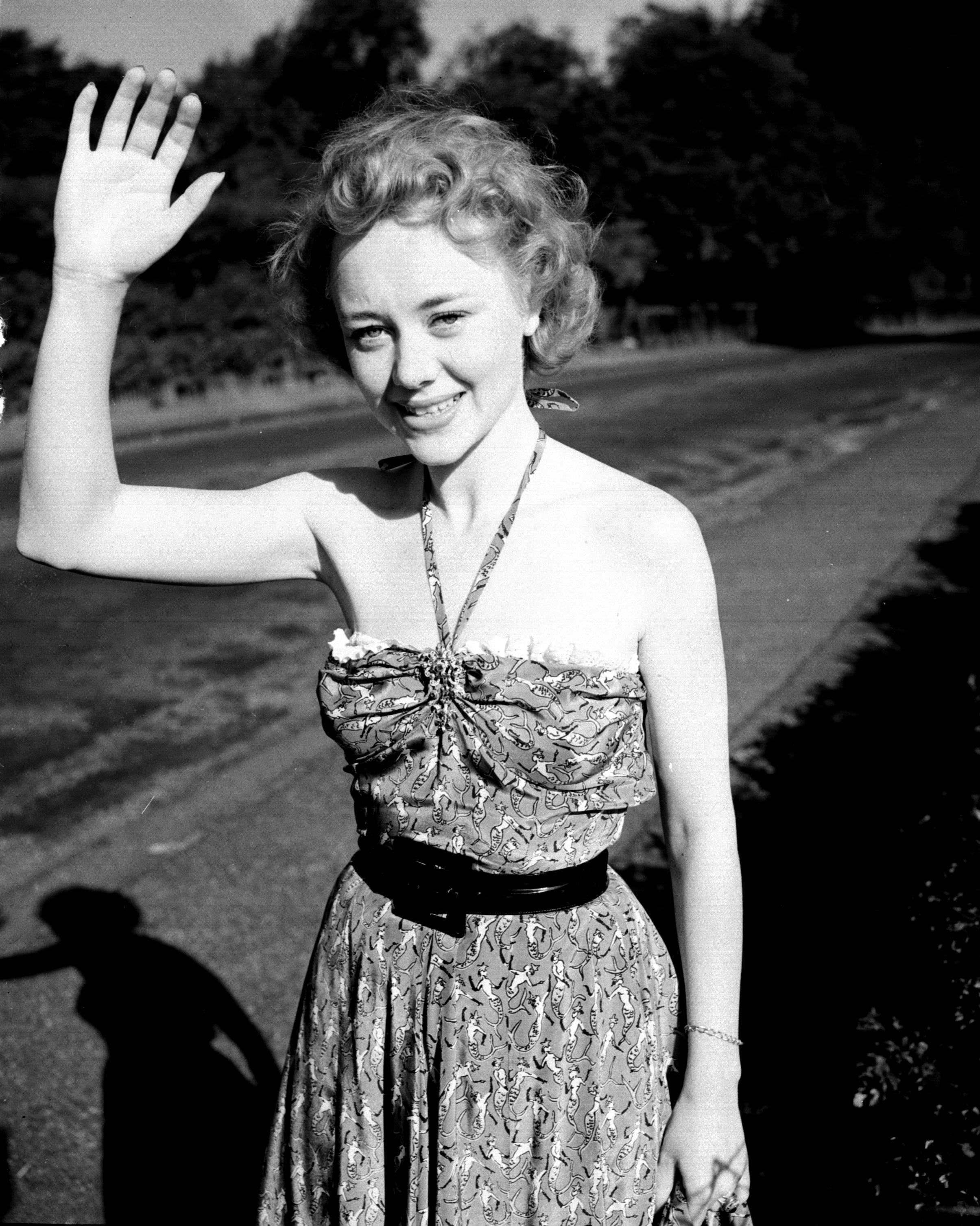 Glynis Johns leaving her home in London, England on July 28, 1949 | Source: Getty Images