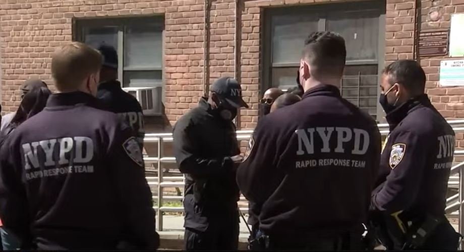 Agentes de la policía en el lugar de los hechos. | Foto: Captura de Youtube/NBC New York