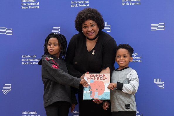 Zazi Mandela, l'ambassadrice d'Afrique du Sud Zindziswa "Zindzi" Mandela, et Ziwelene Mandela assistent à une séance de photos lors du Festival international du livre d'Édimbourg. | Photo : Getty Images. Zazi Mandela, l'ambassadrice d'Afrique du Sud Zindziswa "Zindzi" Mandela, et Ziwelene Mandela assistent à une séance de photos lors du Festival international du livre d'Édimbourg. | Photo : Getty Images.