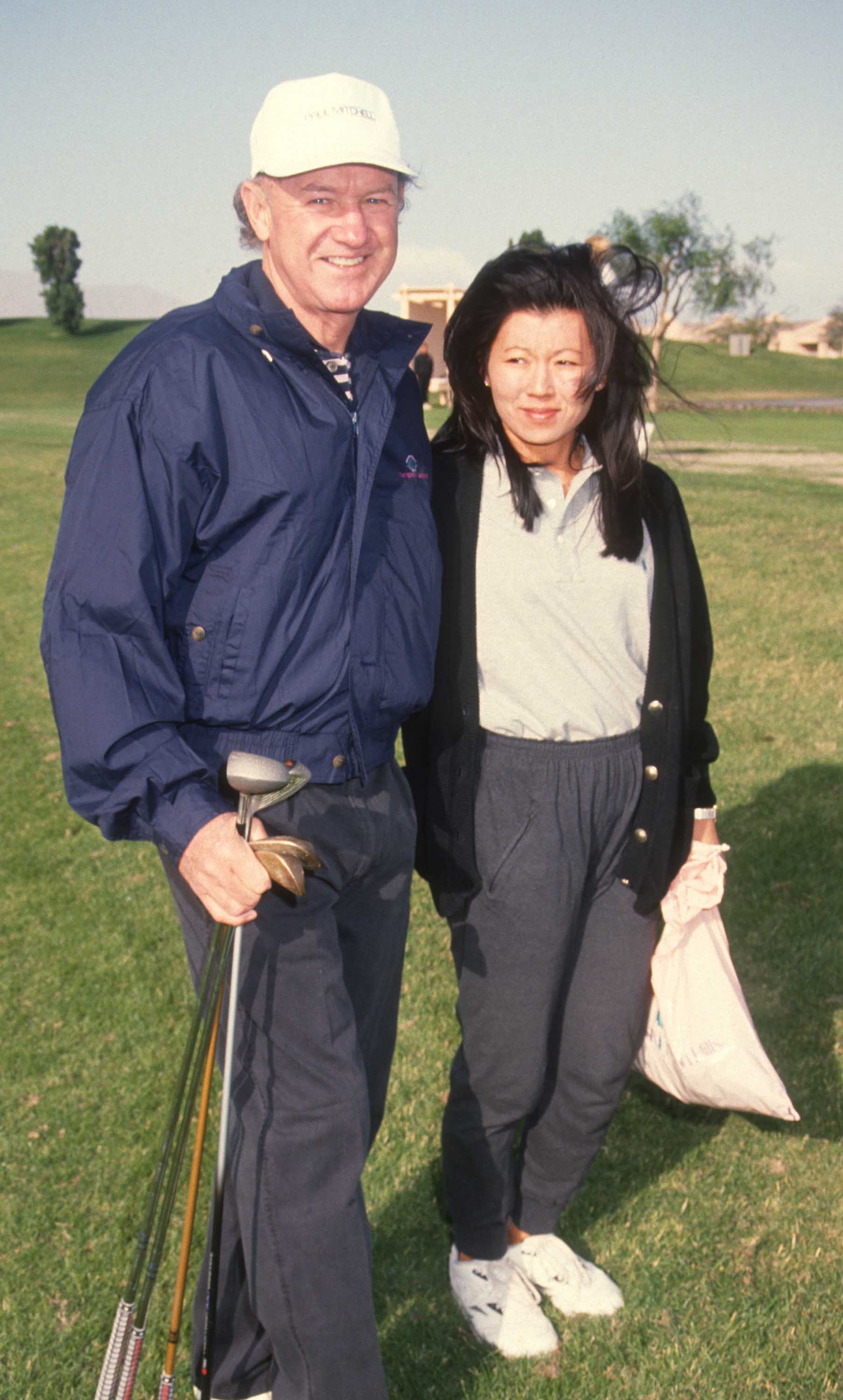 Gene Hackman and Betsy Arakawa at the Mission Hills Celebrity Sports Invitational on November 30, 1991, in California. | Source: Getty Images