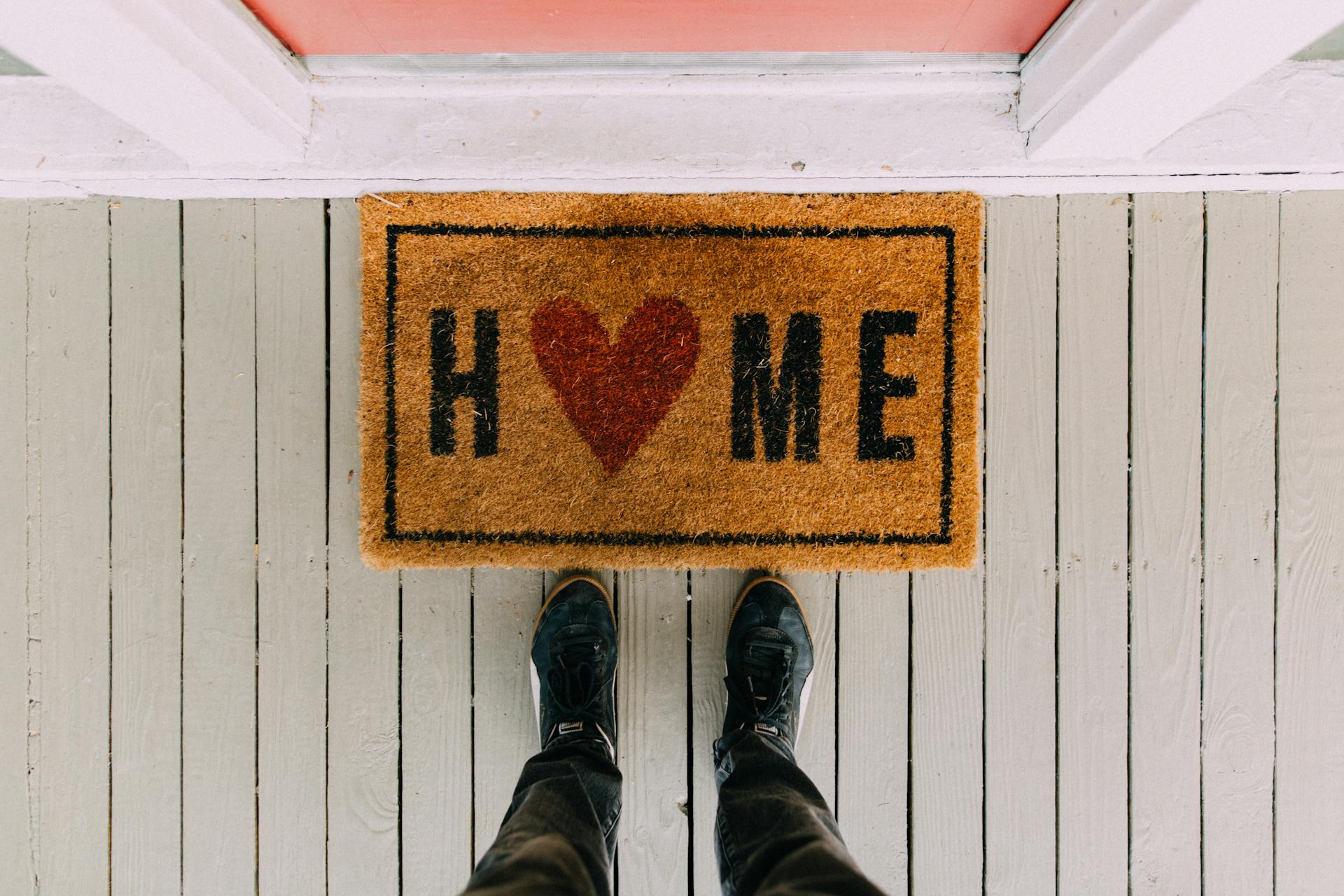 A person standing in front of a front door | Source: Pexels