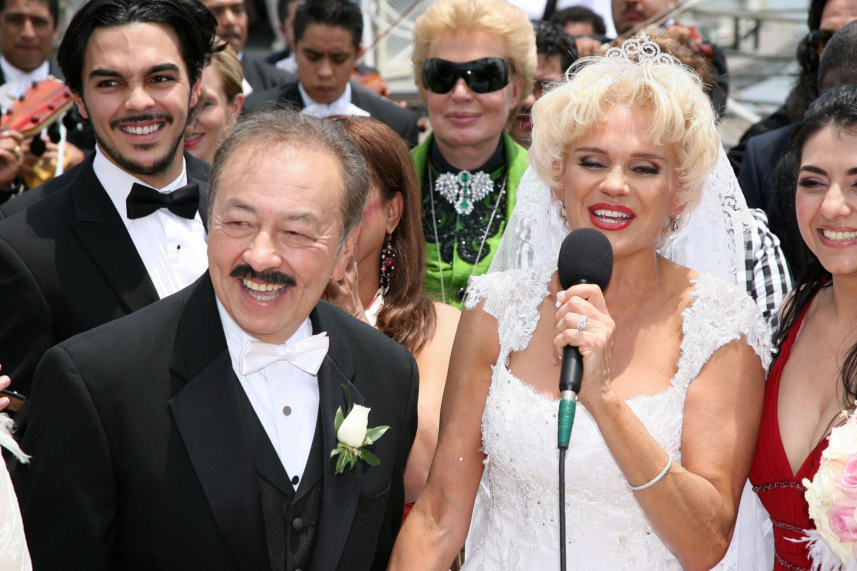 Shalim Ortiz, Elin Ortiz, Walter Mercado, Charytin Goyco y Graciela Beltrán cantando en la boda de ensueño de Charytin en Walt Disney World en Orlando, Florida en mayo de 2007 || Foto: Getty Images Shalim Ortiz, Elin Ortiz, Walter Mercado, Charytin Goyco y Graciela Beltrán cantando en la boda de ensueño de Charytin en Walt Disney World en Orlando, Florida en mayo de 2007 || Foto: Getty Images
