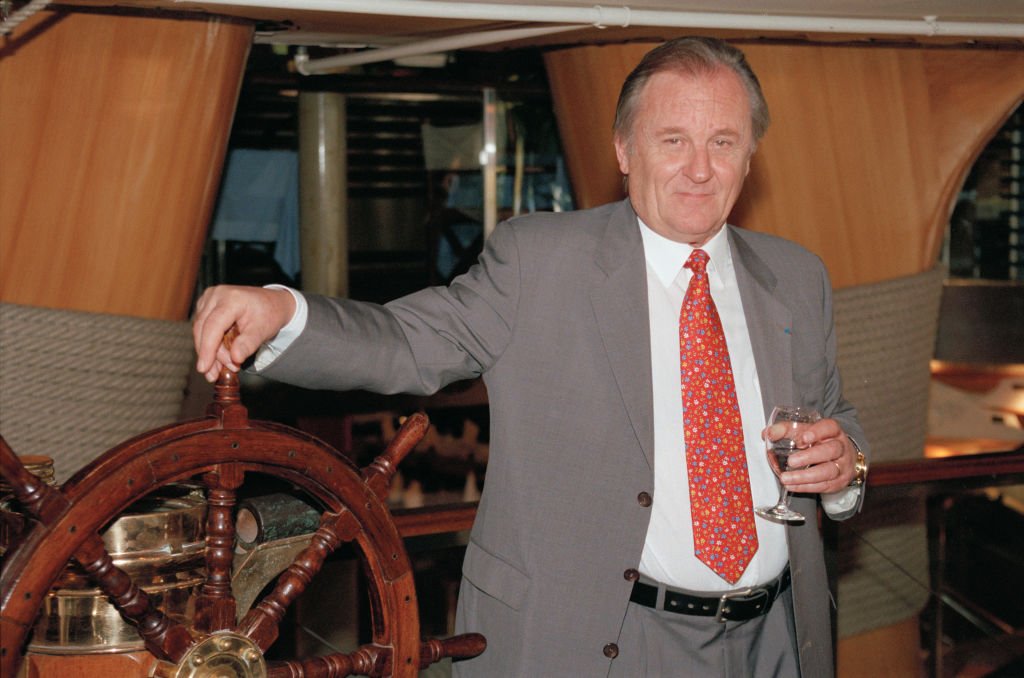 Albert Uderzo présente une nouvelle bande dessinée intitulée "Jehan Pistolet, Corsaire du Roi", Paris, 22 septembre 1998. | Photo : Getty Images Albert Uderzo présente une nouvelle bande dessinée intitulée "Jehan Pistolet, Corsaire du Roi", Paris, 22 septembre 1998. | Photo : Getty Images