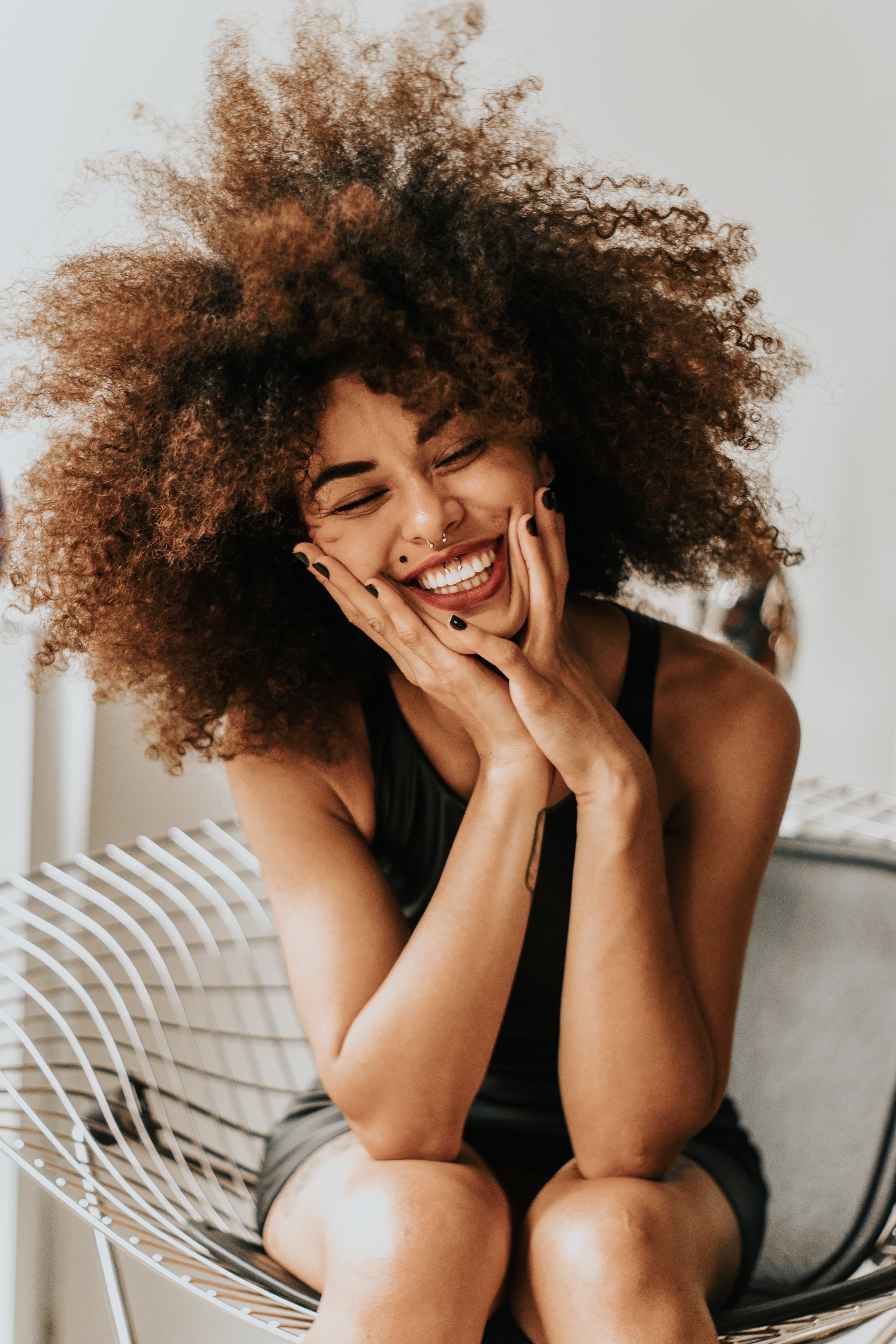 A lady smiling. | Source: Pexels