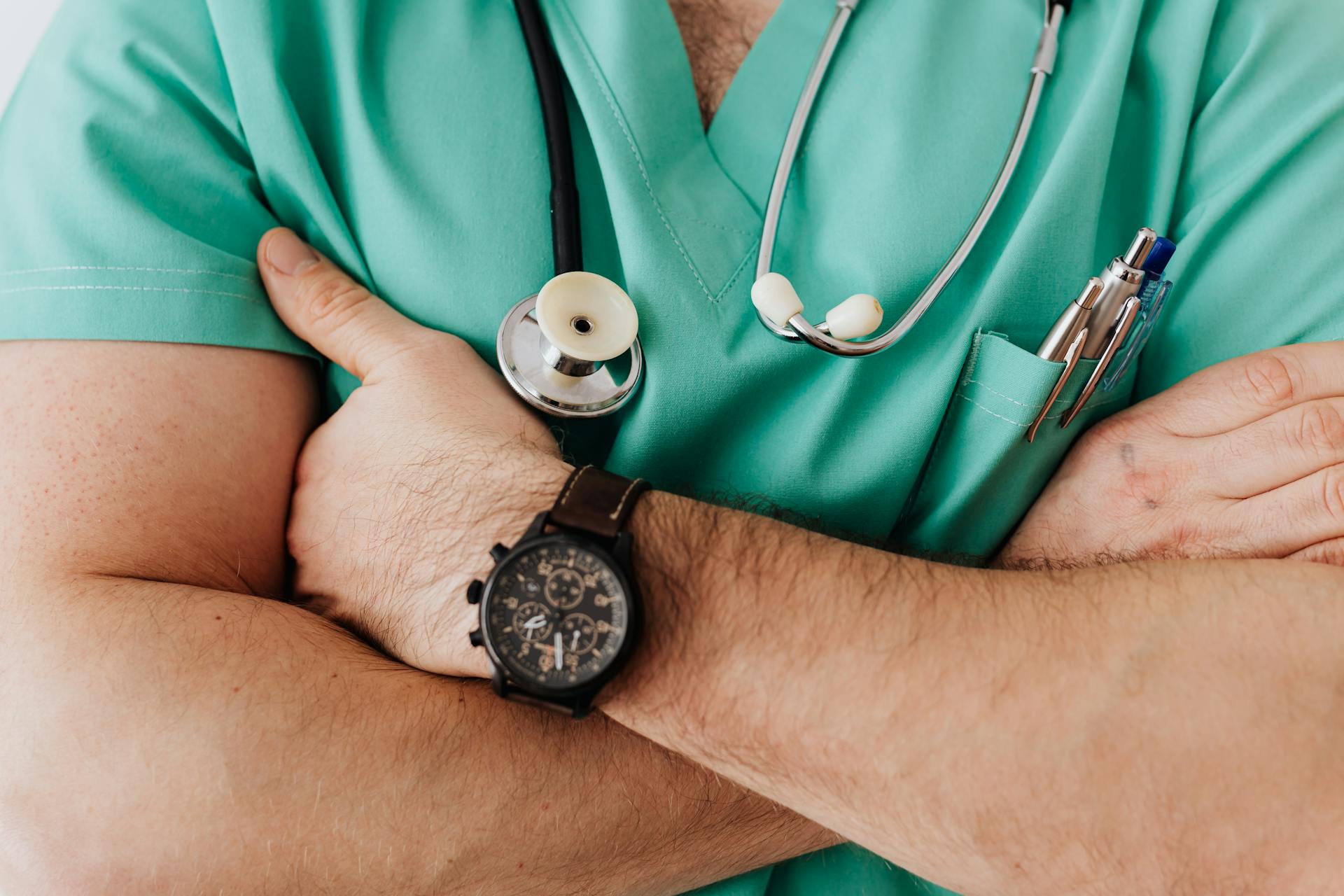 A close-up shot of a doctor's arms crossed on his chest | Source: Pexels