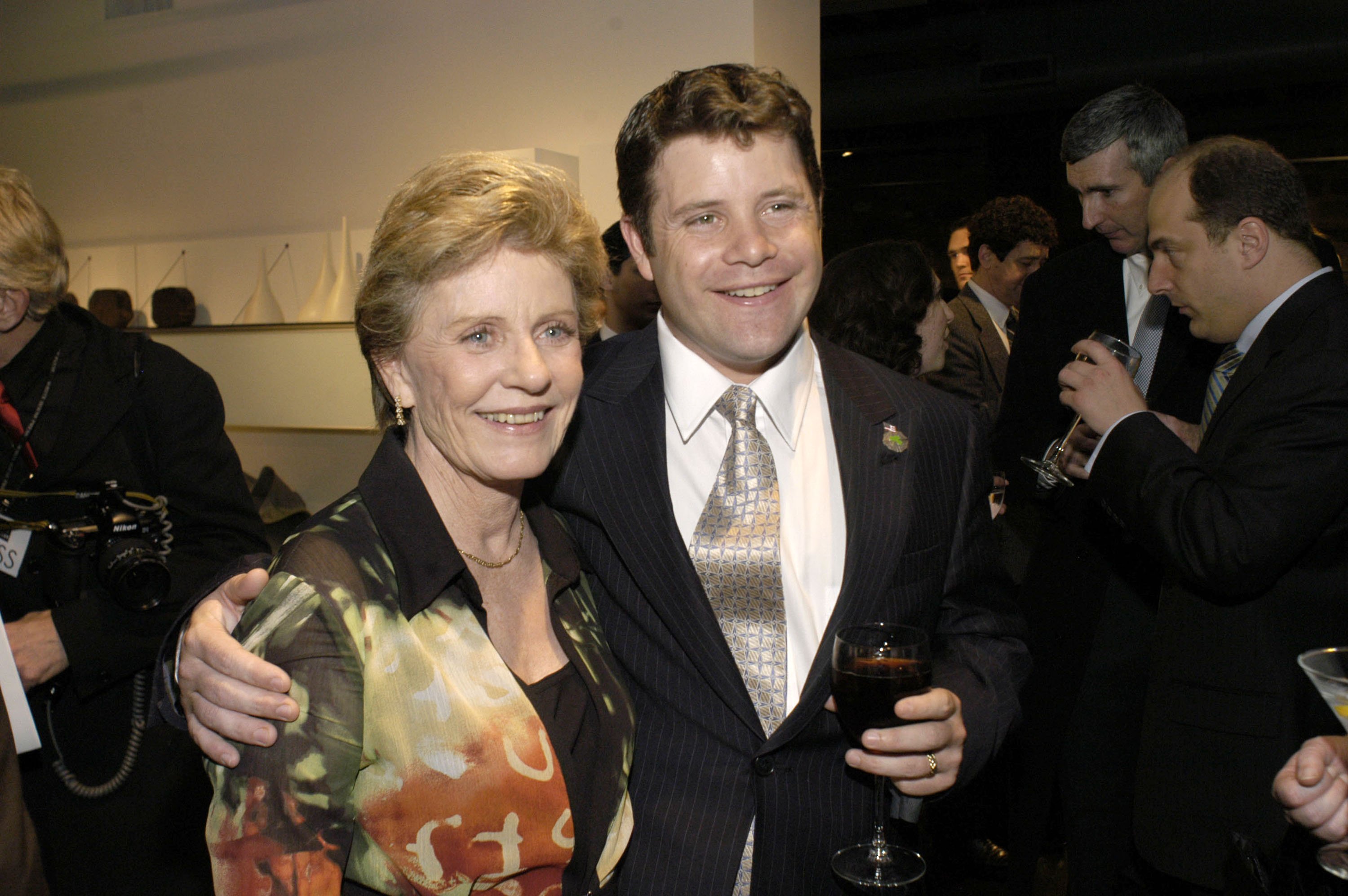 Patty Duke attends the Creative Coalition's 2004 Capitol Hill Spotlight Awards ceremony with her son actor Sean Astin March 30, 2004 in Washington, DC. Photo: Getty Images