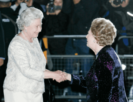 Thatcher saludando a la reina Isabel II el 13 de octubre de 2005 en Londres, Inglaterra. │ Foto: Getty Images
