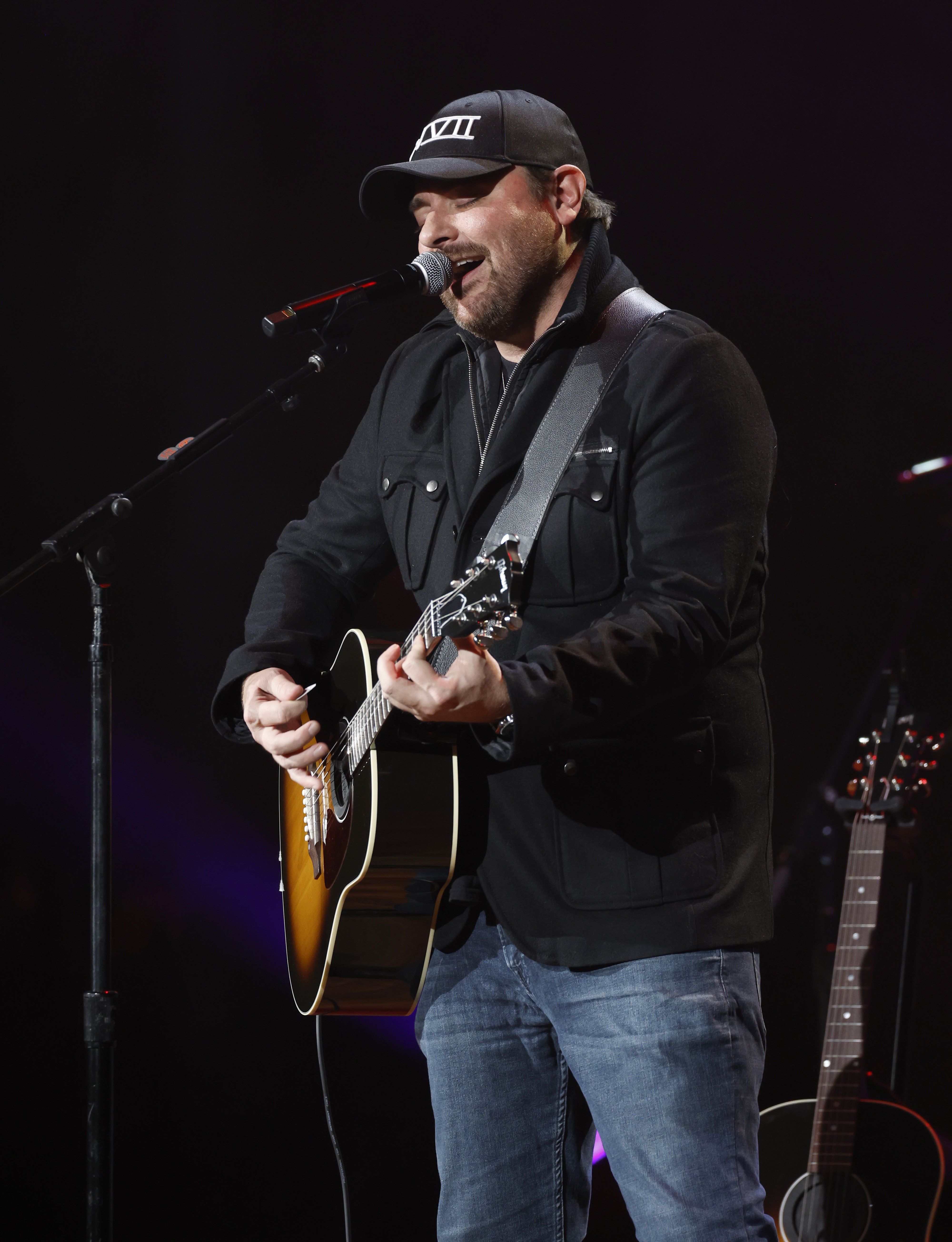 Chris Young performing at the Christmas 4 Kids fundraiser on November 21, 2022, in Nashville, Tennessee. | Source: Getty Images