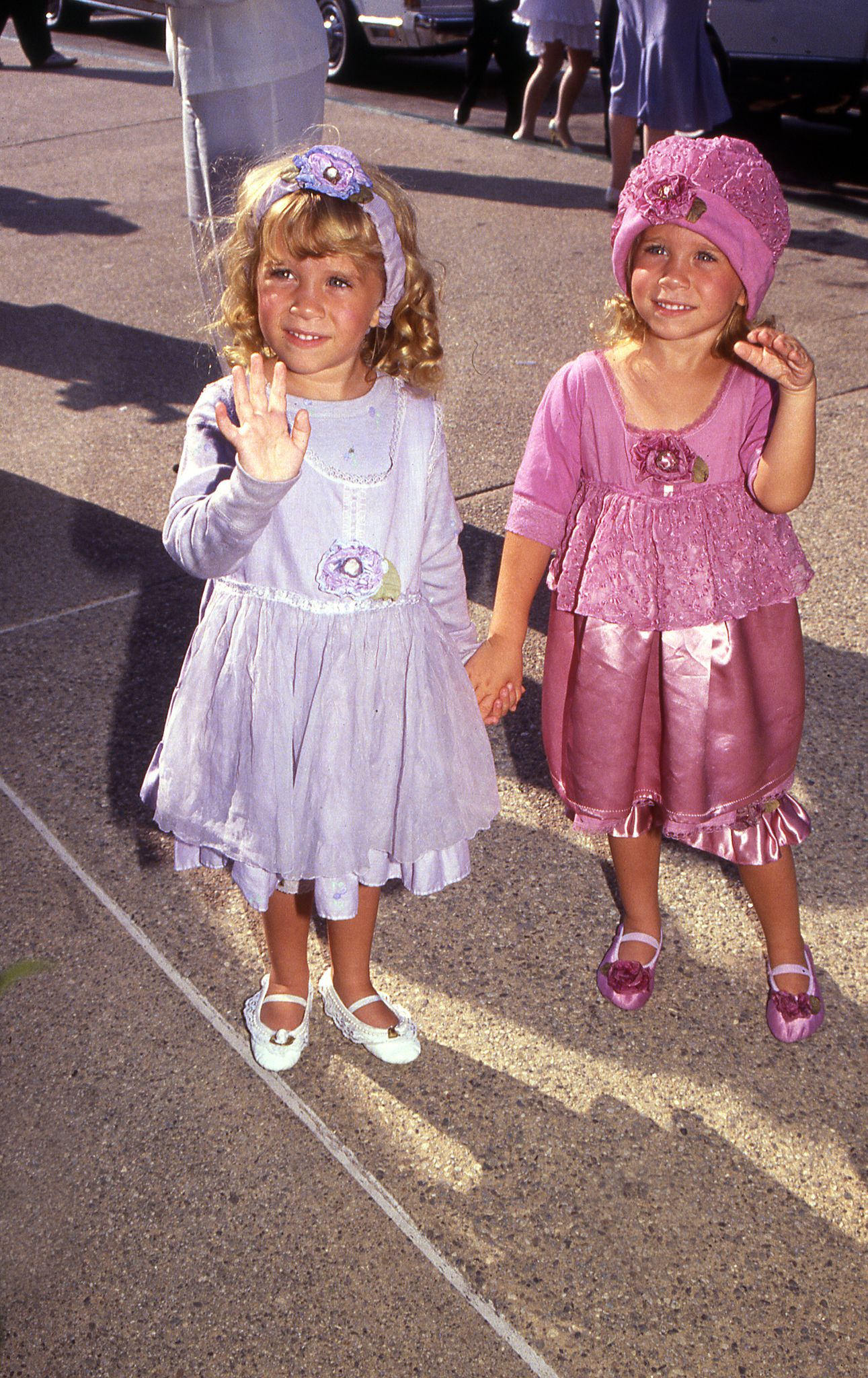 circa 1990 - Mary Kate et Ashley Olsen arrivant à un événement de célébrités | soure:Shutterstock