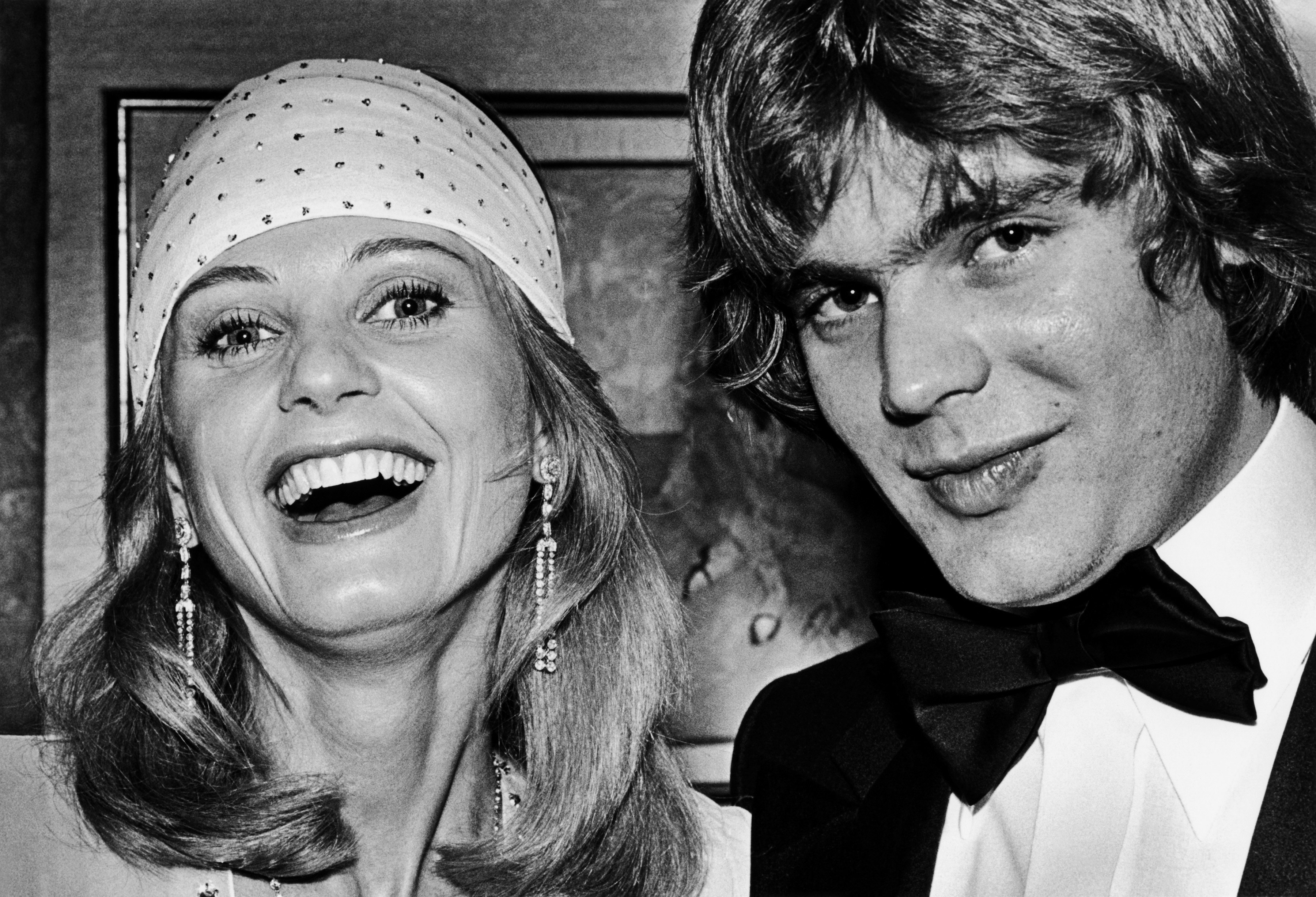 Jill Ireland and Jason McCallum attend a cocktail party in Beverly Hills, California, in 1979 | Source: Getty Images