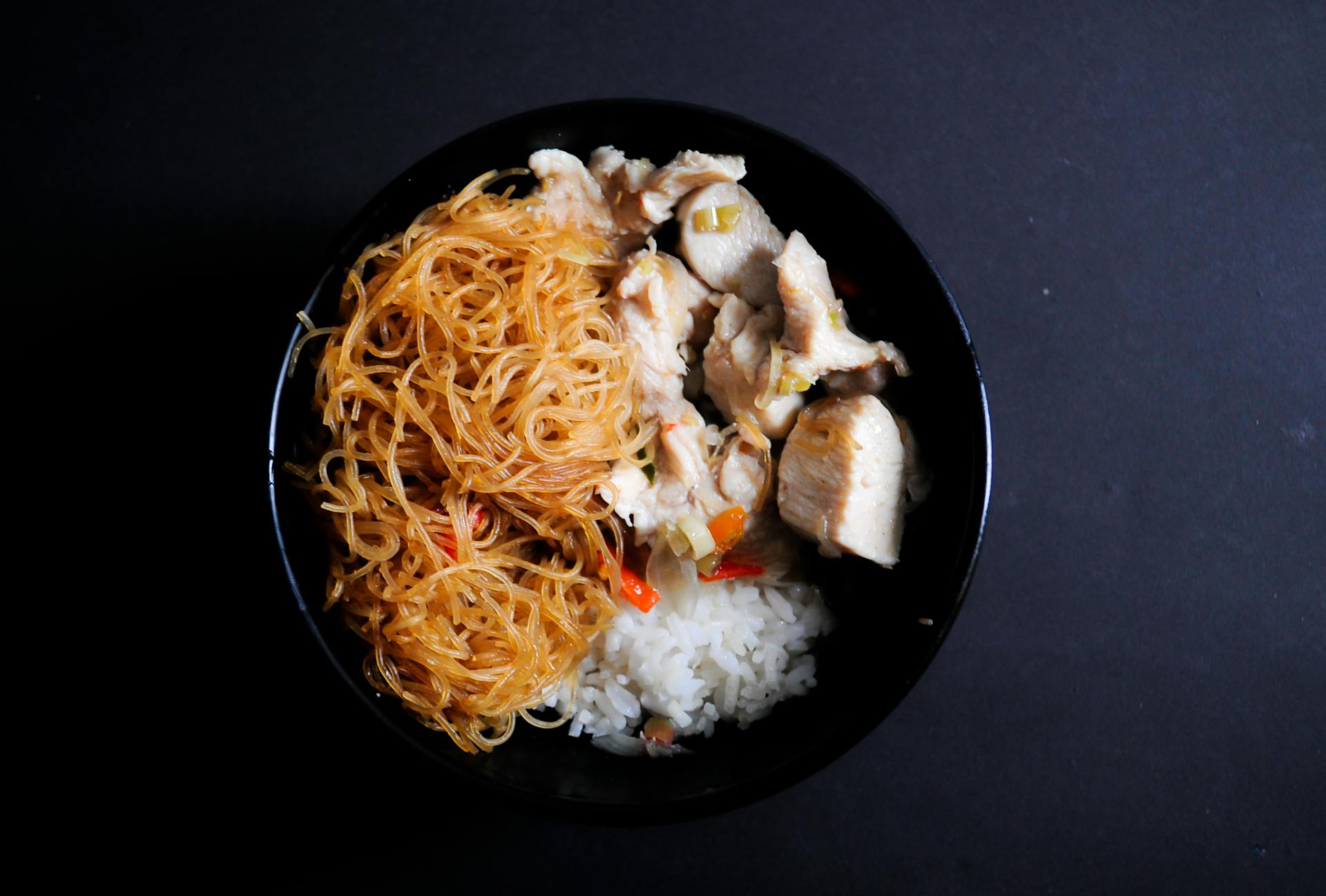 A bowl of rice with noodles | Source: Pexels