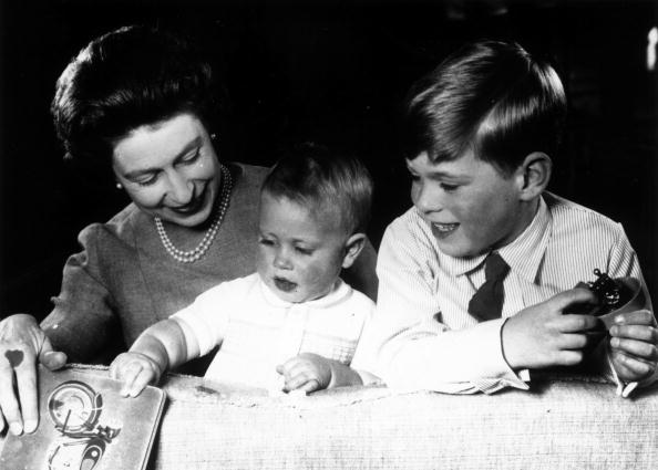 La reine Elizabeth II et ses fils |Photo : Getty Images