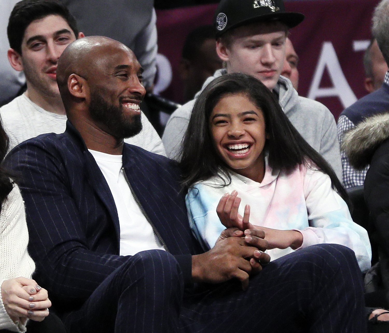Kobe Bryant and his daughter Gigi, watch an NBA basketball game between the Brooklyn Nets and Atlanta Hawks on December 21, 2019 | Photo: GettyImages