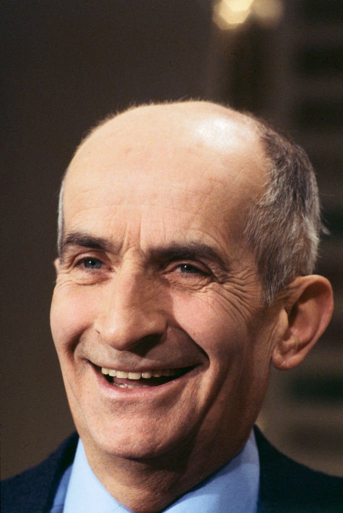 Portrait de l'acteur français Louis de Funes sur le plateau de l'émission de télévision "Les rendez-vous du dimanche" présentée par Michel Drucker. | Photo : Getty Images