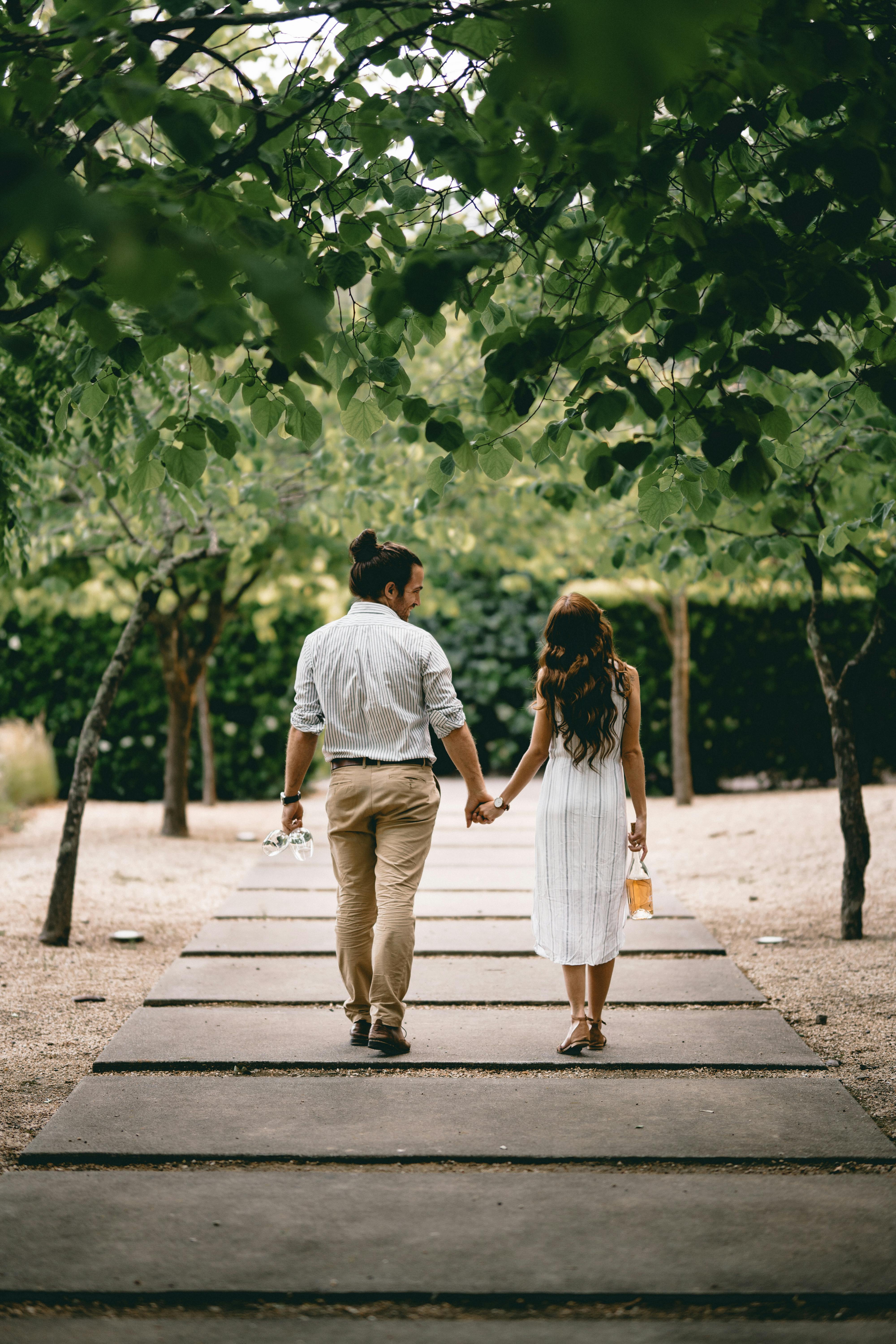 A couple walking hand in hand | Source: Pexels