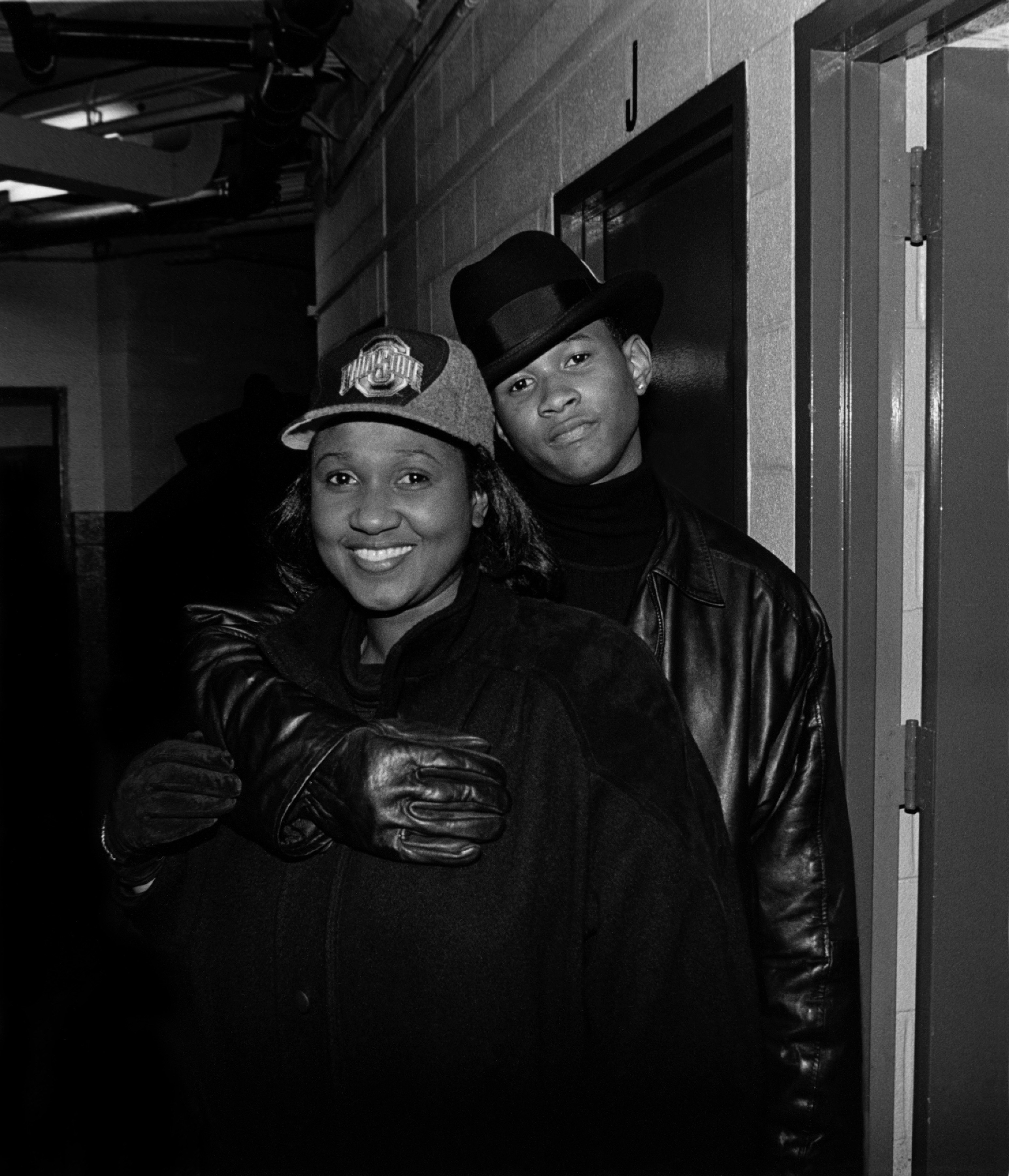 Jonnetta Patton and Usher posing for photos backstage at the U.I.C. Pavilion in Chicago, Illinois, in December 1994. | Source: Getty Images