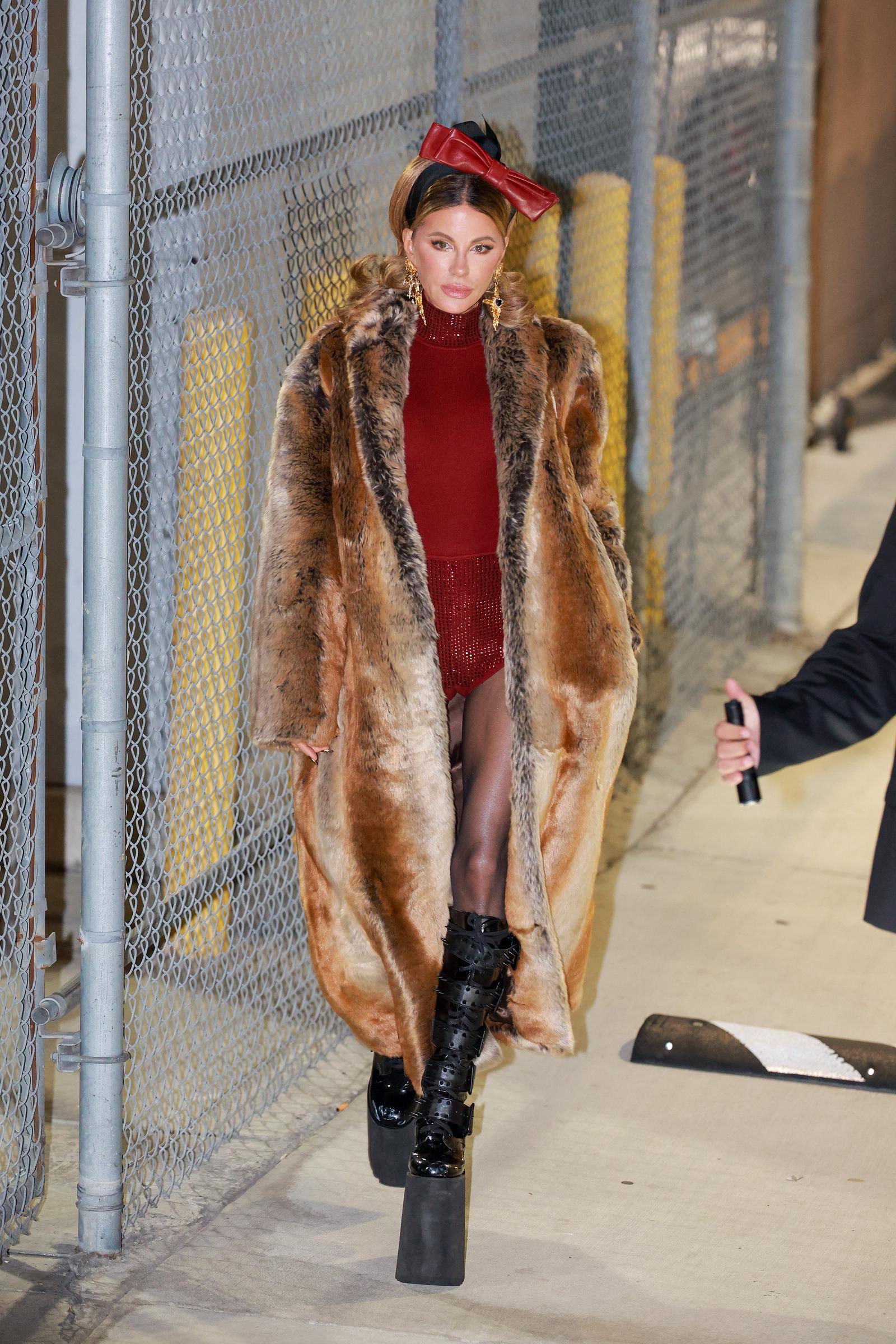 Overall, Kate Beckinsale looks much younger than her actual age and her daring outfit truly had netizens talking, as the contrasting vibes and textures really made her standout.