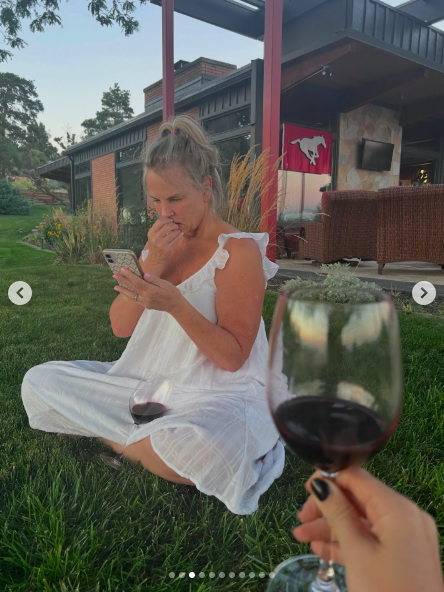 Jennifer Runyon seen looking at her phone in a candid photo. | Source: Instagram/bayleycorman