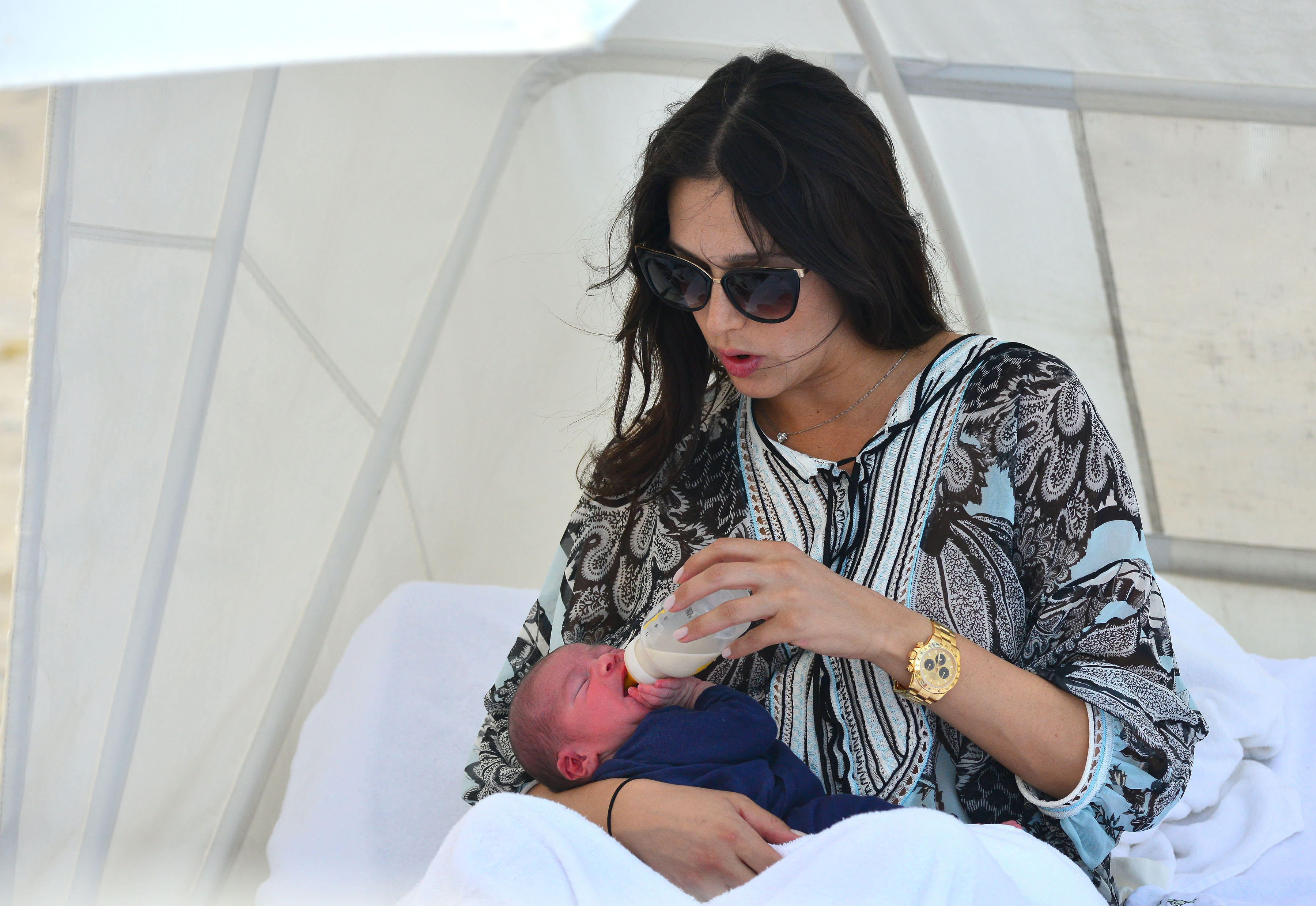 Lauren Silverman seen at the beach with her newborn son, Eric Cowell, on February 23, 2014, in Miami, Florida. | Source: Getty Images