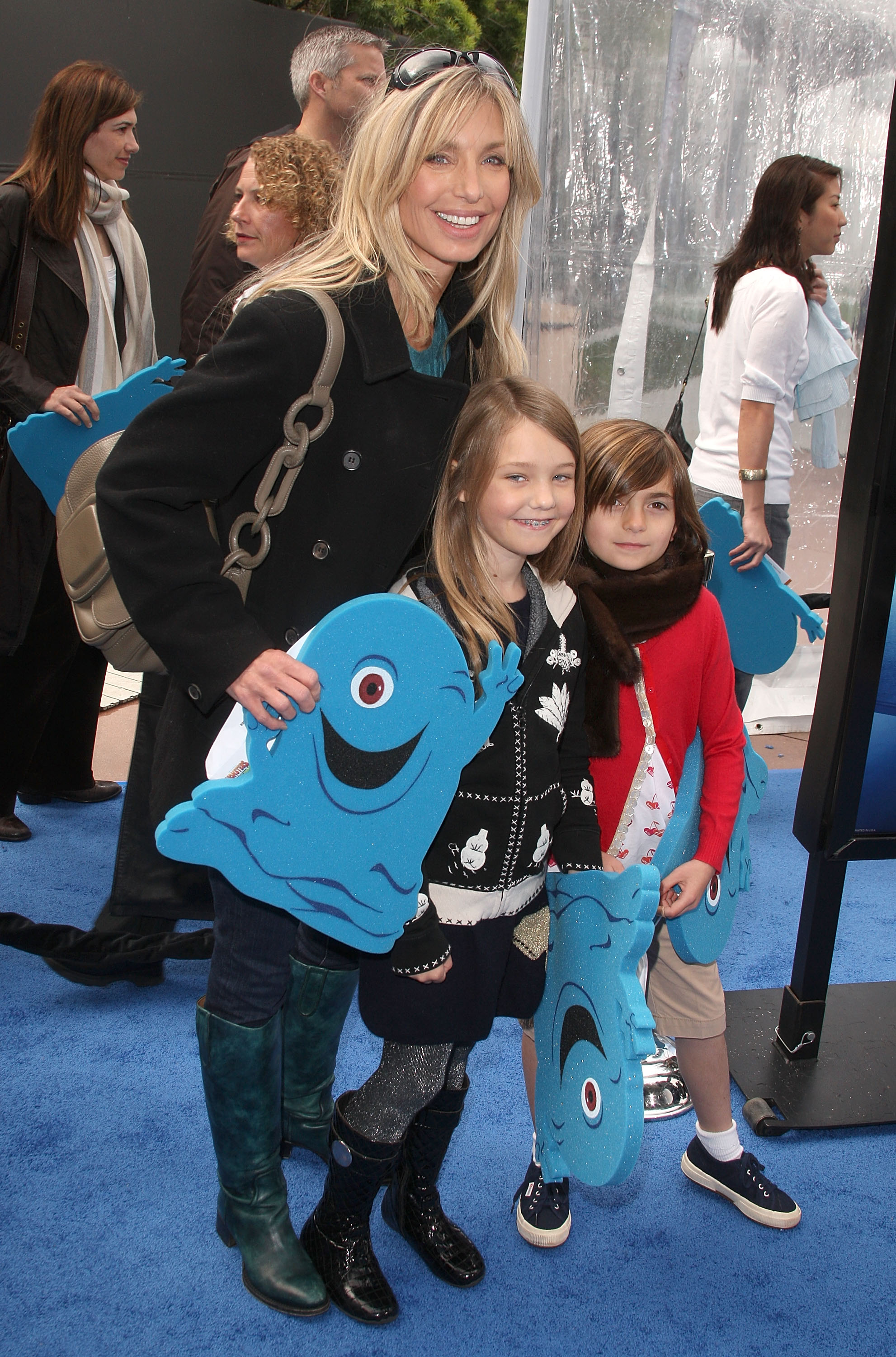 Heather Thomas with her stepdaughters on March 22, 2009 | Source: Getty Images