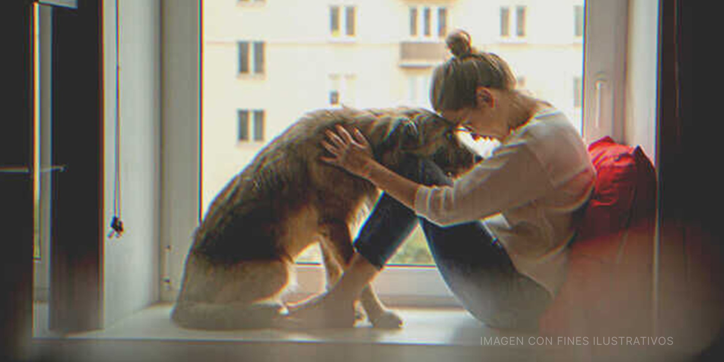 Una mujer abrazando a un perro. | Foto: Shutterstock
