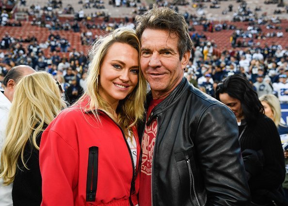 Dennis Quaid and girlfriend Santa Auzina pose for photos | Photo: Getty Images