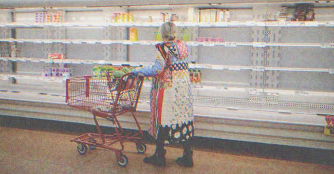 An older woman helped Jenny at the grocery. | Source: Shutterstock