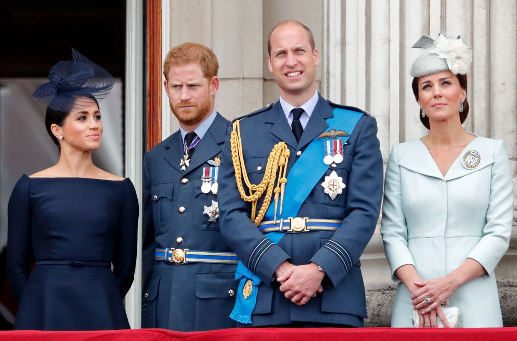 Meghan, duchesse de Sussex, le prince Harry, duc de Sussex, le prince William, duc de Cambridge et Catherine, duchesse de Cambridge, assistent à un défilé aérien pour marquer le centenaire de la Royal Air Force depuis le balcon du palais de Buckingham, le 10 juillet 2018 à Londres, en Angleterre | Source : Getty Images