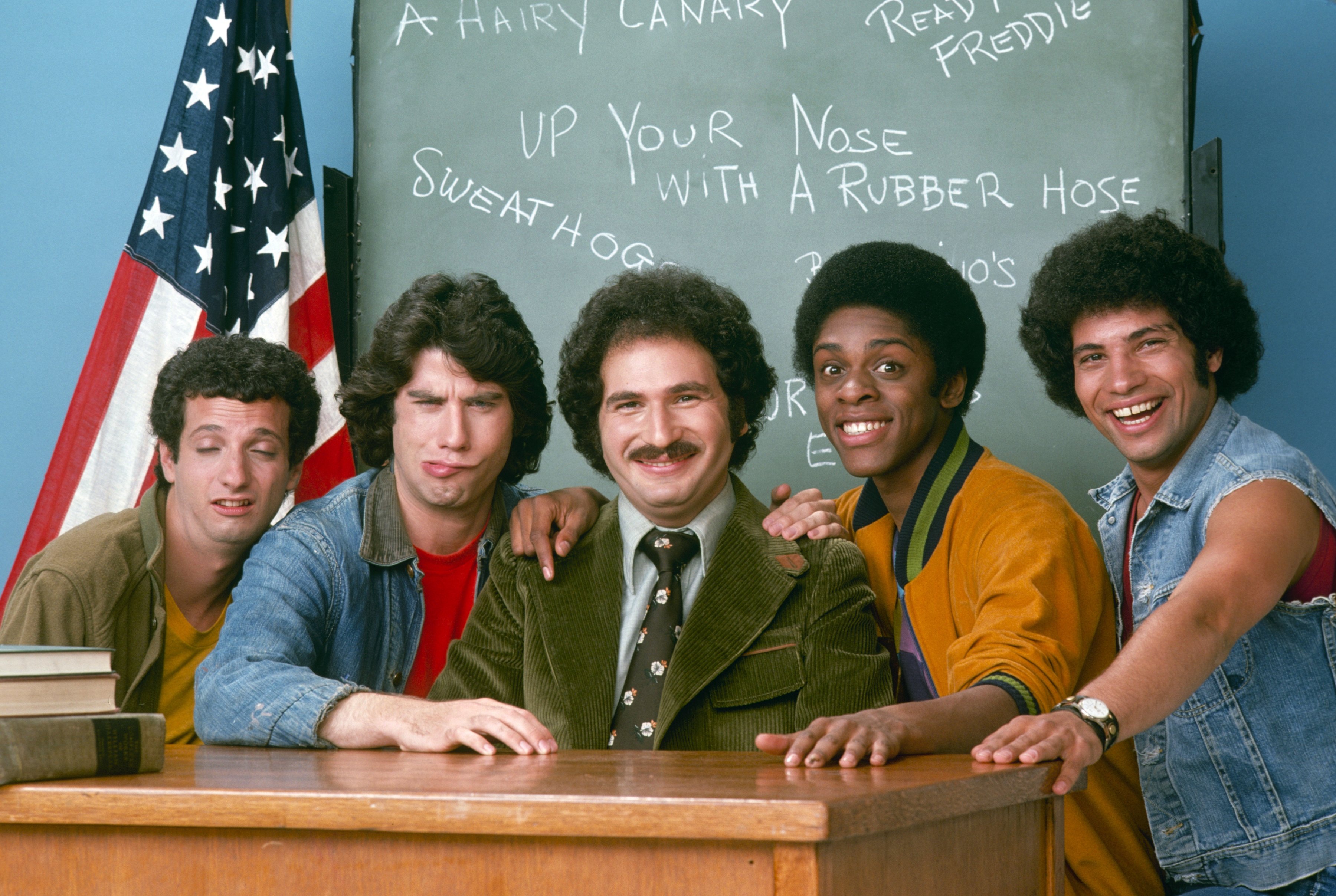 Ron Palillo, John Travolta, Gabe Kaplan, Lawrence Hilton-Jacobs, and Robert Hegyes on the set of "Welcom Back, Kotter" on July 1, 1975 | Source: Getty Images