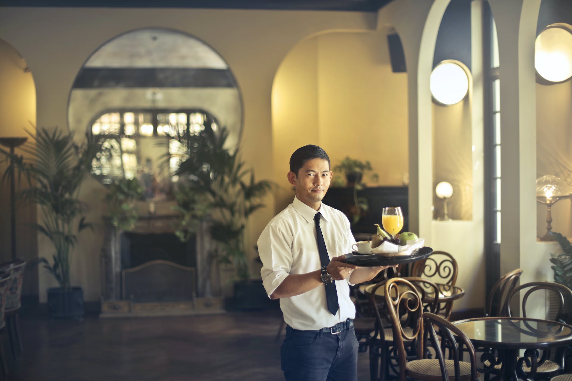 A waiter in a restaurant | Source: Pexels