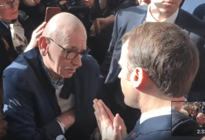 Emmanuel Macron discute avec un retraité au Salon de l'Agriculture, le 23 févier 2019 | Photo: Youtube/BFMTV