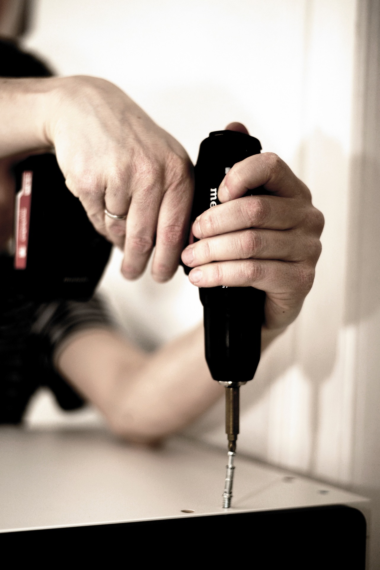 A man using a cordless screwdriver | Source: Pixabay