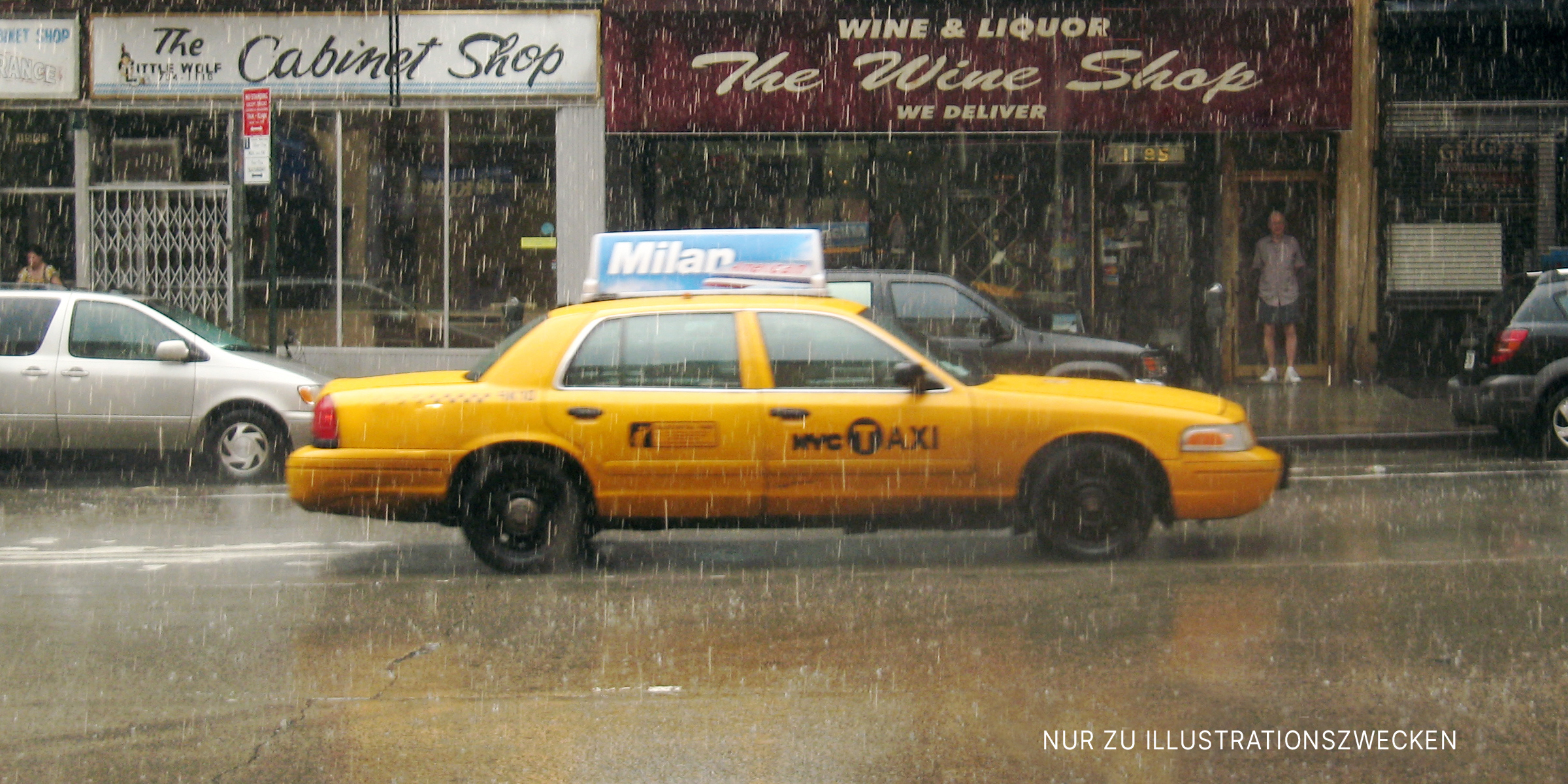 Gelbes Taxi auf einer Stadtstraße bei starkem Regen | Quelle: Flickr / wka (CC BY-SA 2.0)
