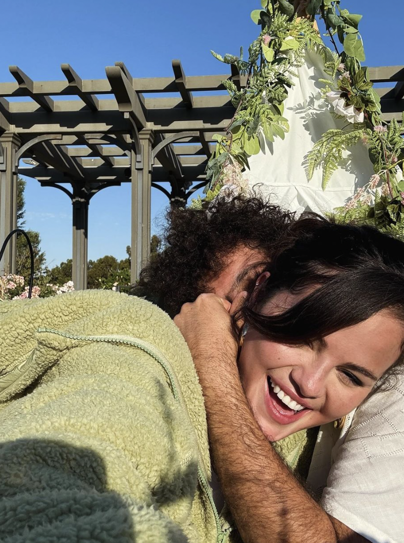 Selena Gomez and Benny Blanco being cozy outdoors, dated July 25, 2024 | Source: Instagram/selenagomez