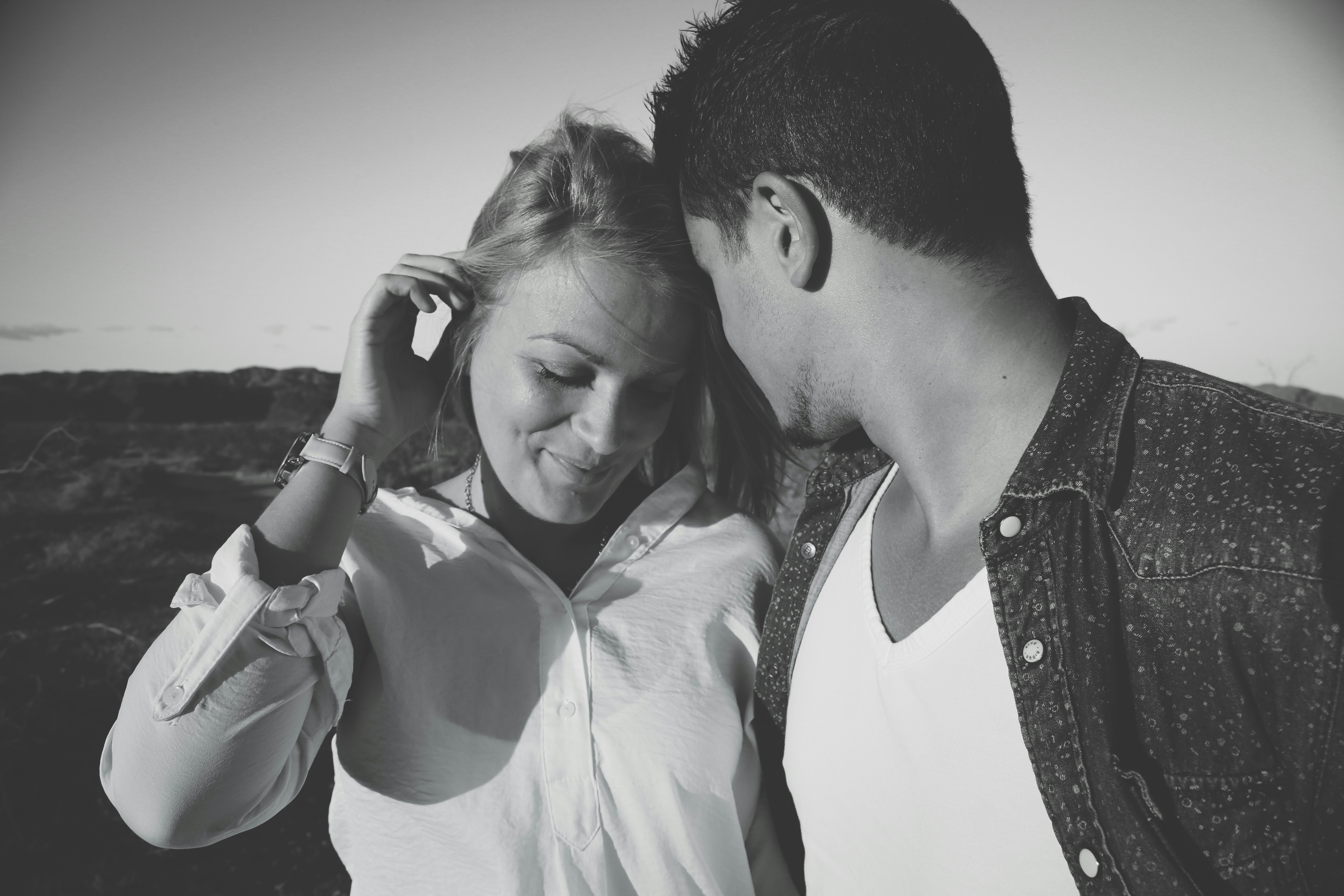 Grayscale image of a couple | Source: Unsplash