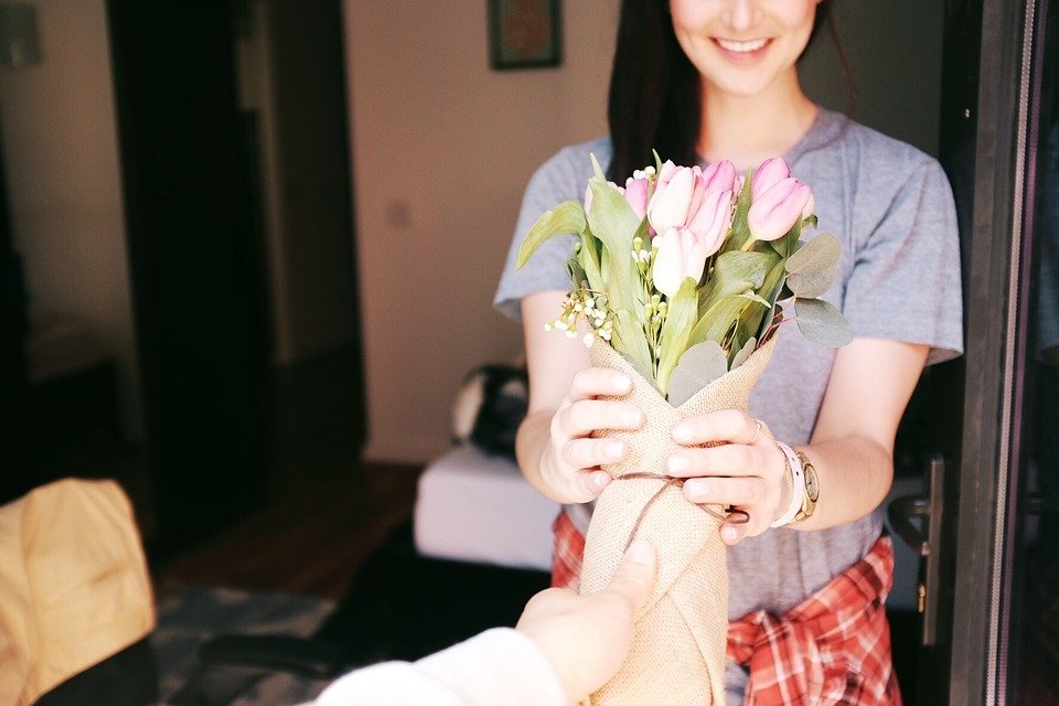Mujer recibiendo flores / Imagen tomada de: Pixabay Mujer recibiendo flores / Imagen tomada de: Pixabay