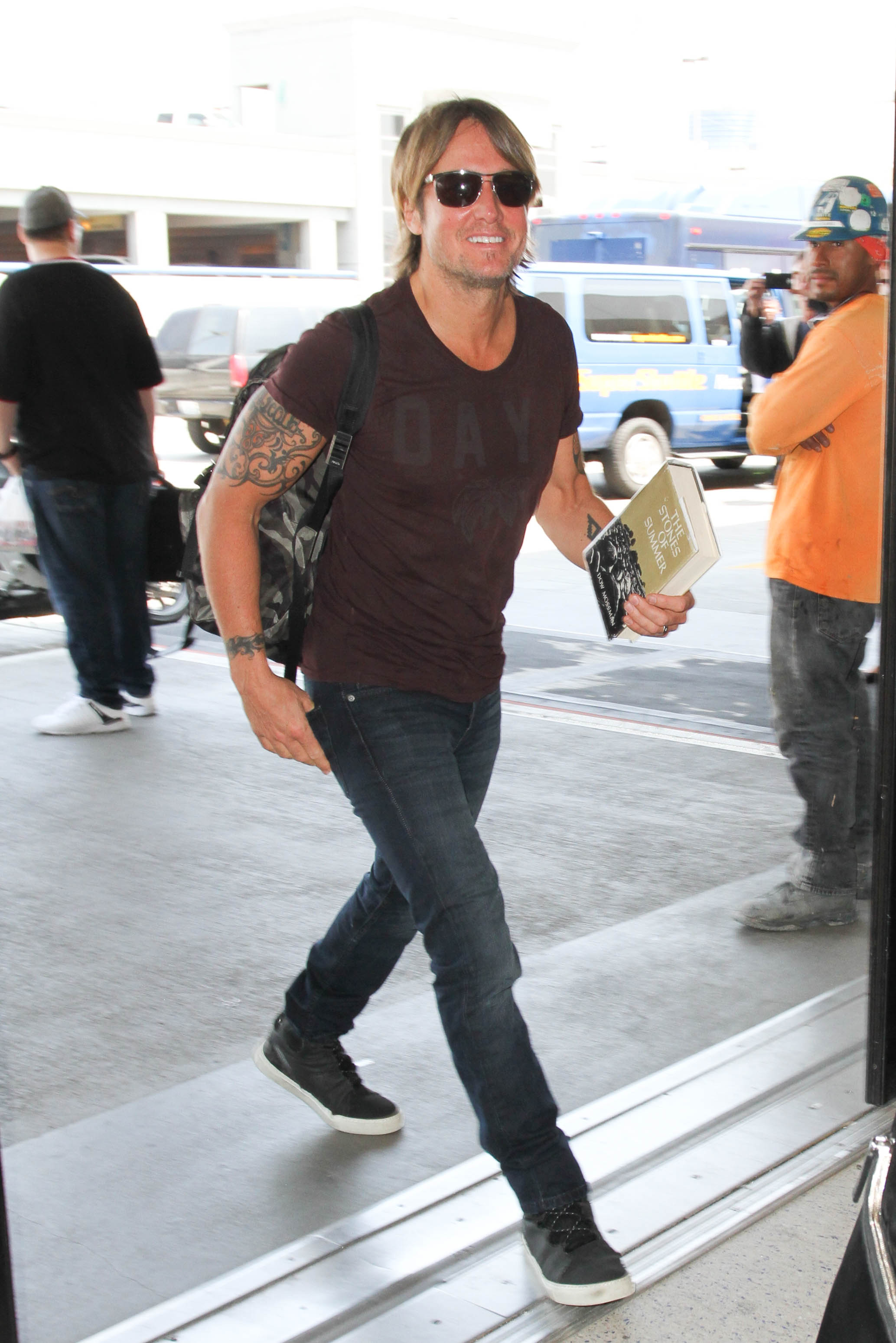 Keith Urban at LAX on April 23, 2015 in Los Angeles, California | Source: Getty Images