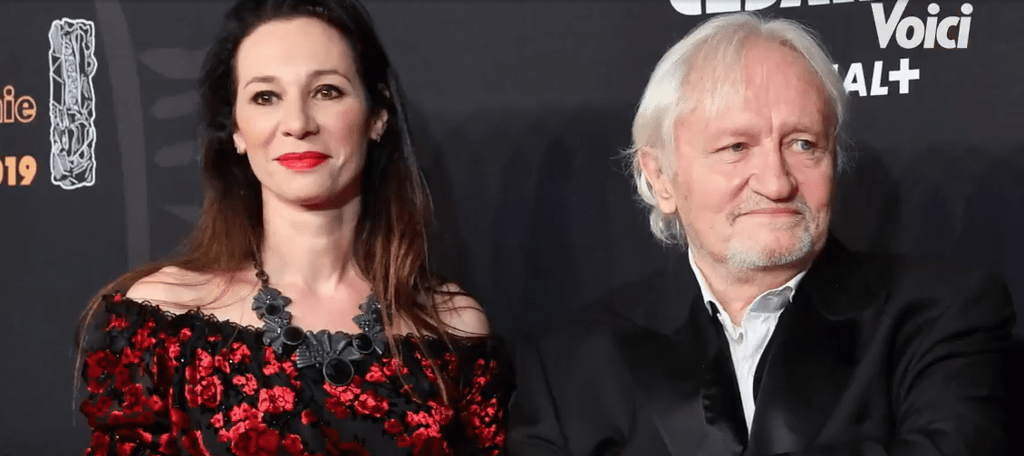 Isabelle Le Nouvel accompagne Niels Arestrup à la cérémonie des Césars 2019. | Capture de Voici (Brightcove Player) Isabelle Le Nouvel accompagne Niels Arestrup à la cérémonie des Césars 2019. | Capture de Voici (Brightcove Player)