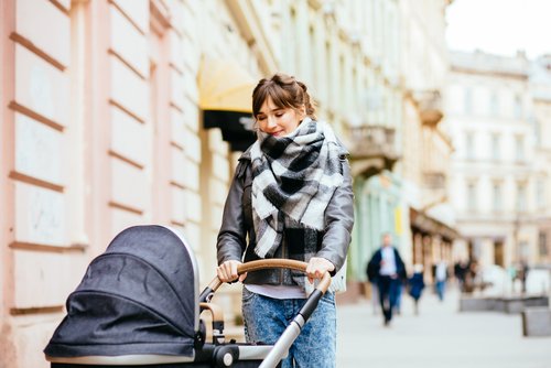 Une maman qui marche avec son bébé dans une poussette | Photo : Shutterstock