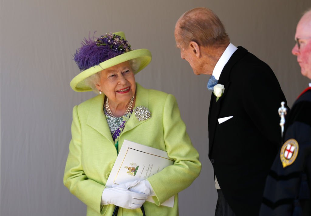 Königin Elizabeth II. spricht mit Prinz Philip, Herzog von Edinburgh, nach der Hochzeit von Prinz Harry und Meghan Markle in der St. George's Chapel in Windsor Castle am 19. Mai 2018 in Windsor, England. (Foto von Alastair Grant - WPA Pool) I Quelle: Getty Images