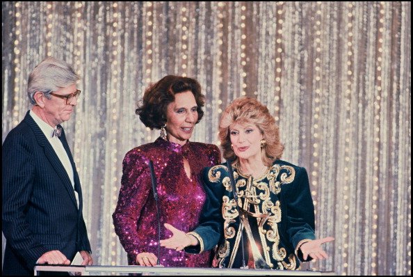 Henry Chapier, Alice Sapritch et Rosy Varte lors de la cérémonie de remise des prix TV d'Or, 1987.  |Photo : Getty Images