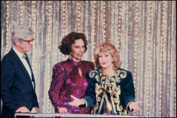 Henry Chapier, Alice Sapritch et Rosy Varte lors de la cérémonie de remise des prix TV d'Or, 1987. |Photo : Getty Images