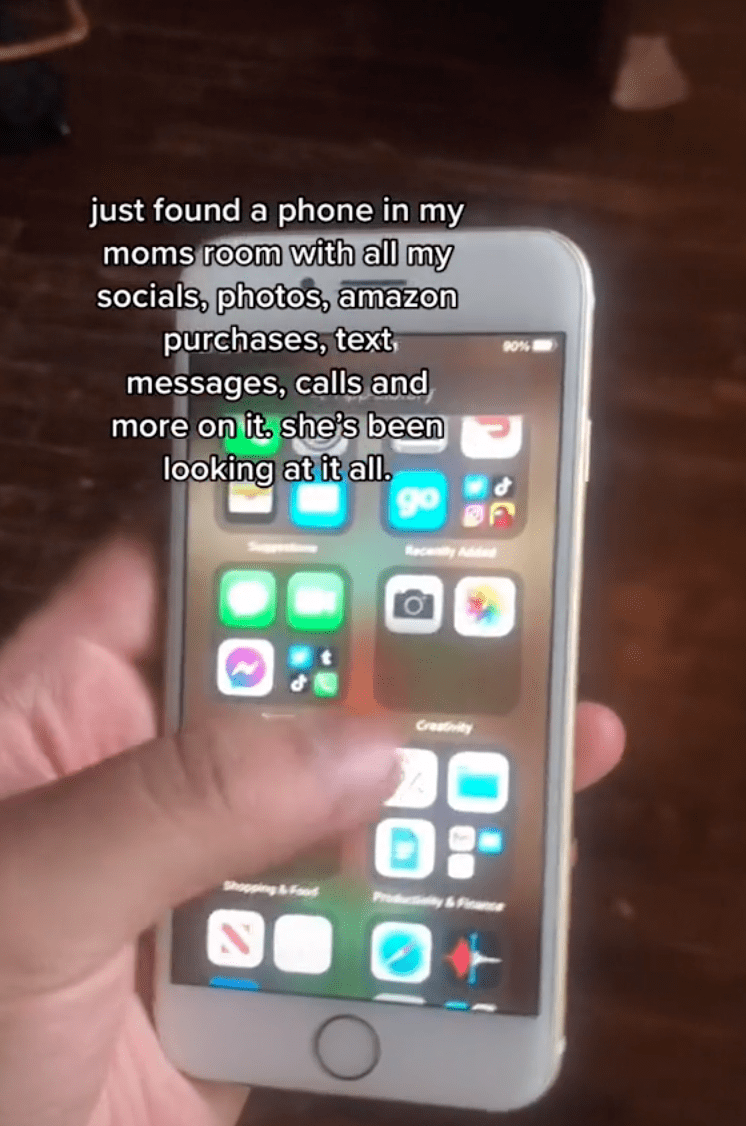 In a viral TikTok video, a teenager scrolls through a secret phone their mother used for spying | Photo: TikTok/fagforbuckybarnes