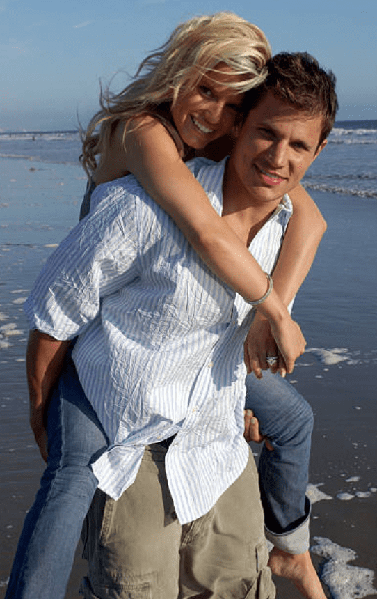 Jessica Simpson and Nick Lachey strolling on a beach, August 1, 2003 | Source: Getty Images
