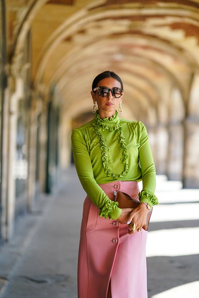 Gabriella Berdugo porte un look rose et vert.|Photo : Getty Images
