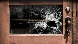Vidrio de puerta fracturado por ladrones. | Foto: PxHere