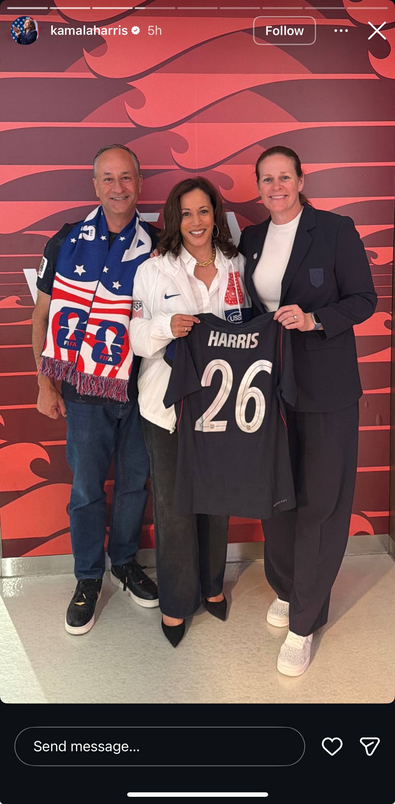 She was also given an official team jersey. | Source: Instagram/kamalaharris