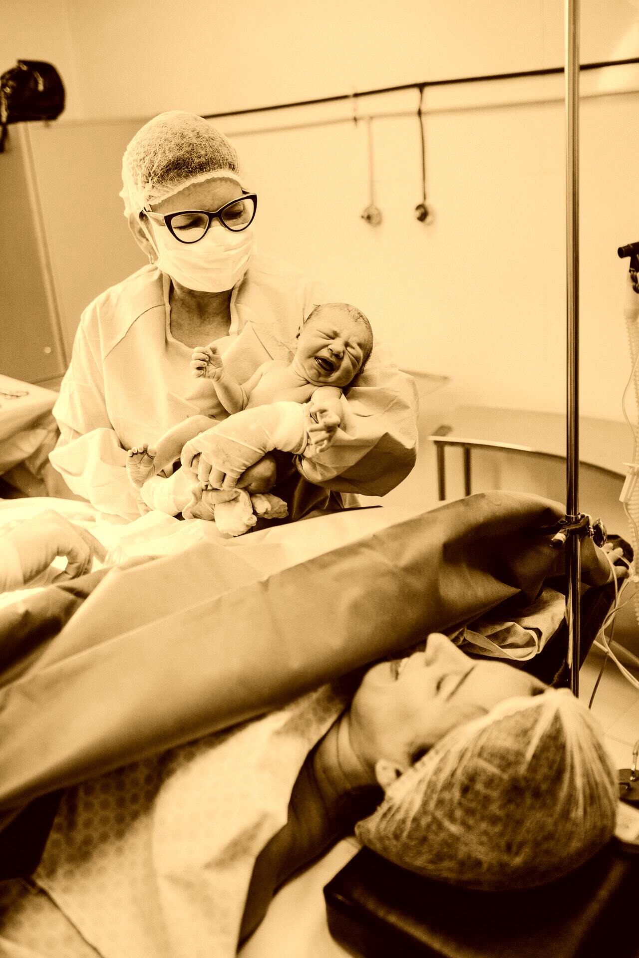 Una enfermera sostiene a un bebé recien nacido. | Foto: Pexels