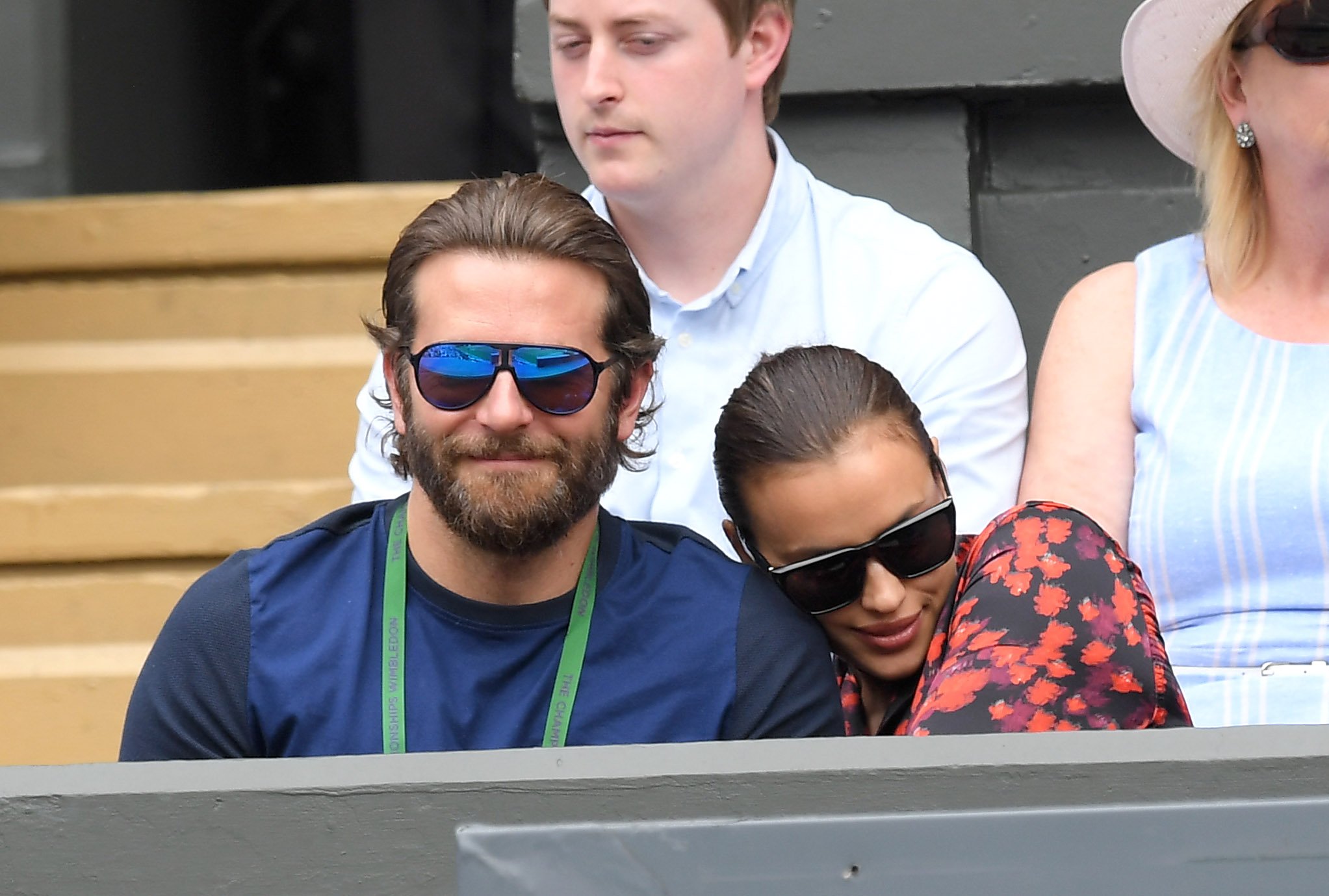 Bradley Cooper e Irina Shayk en el día once del Campeonato de Tenis de Wimbledon en Wimbledon, el 8 de julio de 2016 en Londres, Inglaterra. | Foto: Getty Images