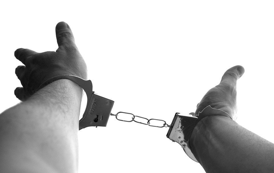 Handcuffed person. | Photo: Pixabay